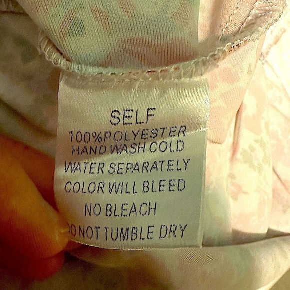 Pinch top with high neckline and ruffle sleeves - Picture 5 of 5